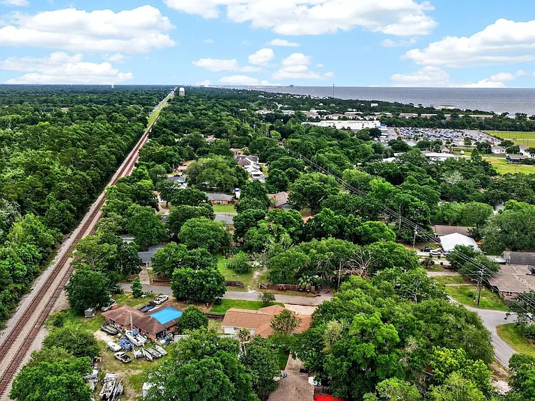 Eleanor Ave — Photo 47