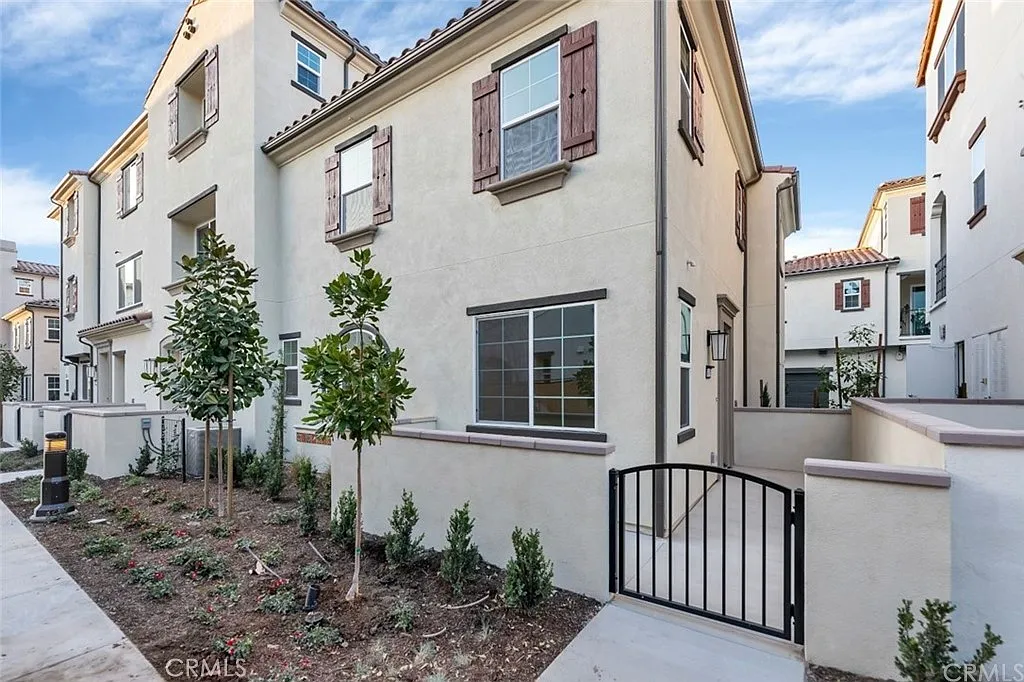 3 bed, 2.5 bath, 1448 sqft, $3,300 — Photo 1