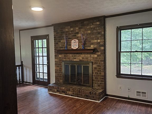 4th image of 2206 Country Club Dr SE