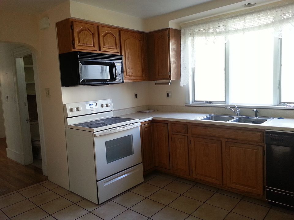 2nd image of 76 Bradford St