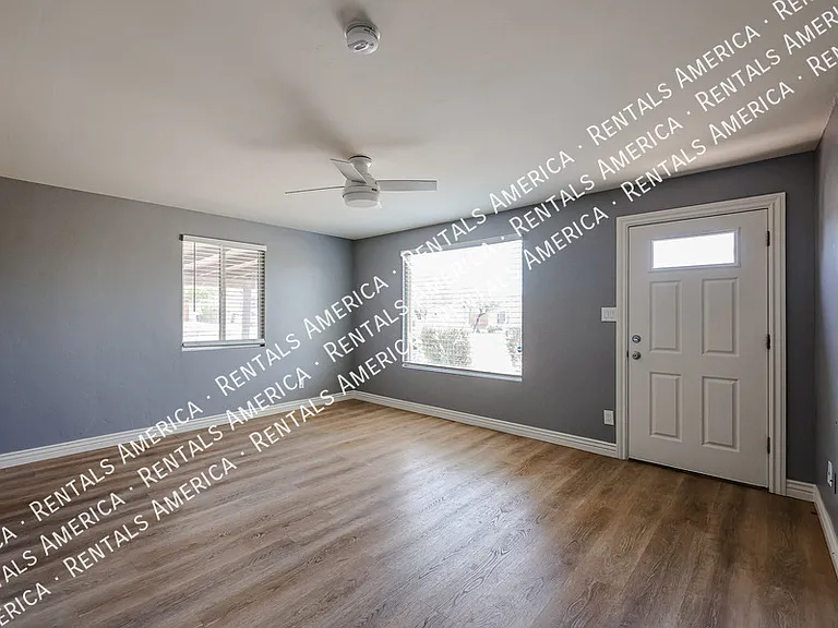 404 W Mission Ln — Photo 4