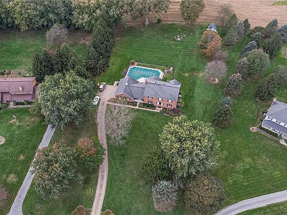 3rd image of 208 Greenbriar Dr