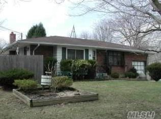 4 Plume Ct, Bay Shore, NY 11706