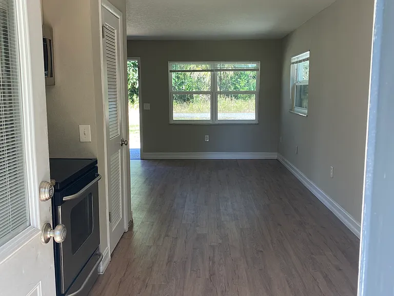 421 Baker Ave — Photo 4