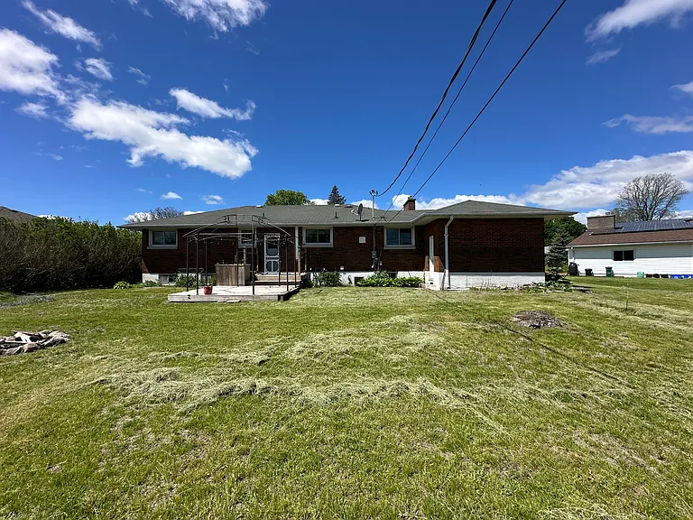 108 Sidney Cres — Photo 19
