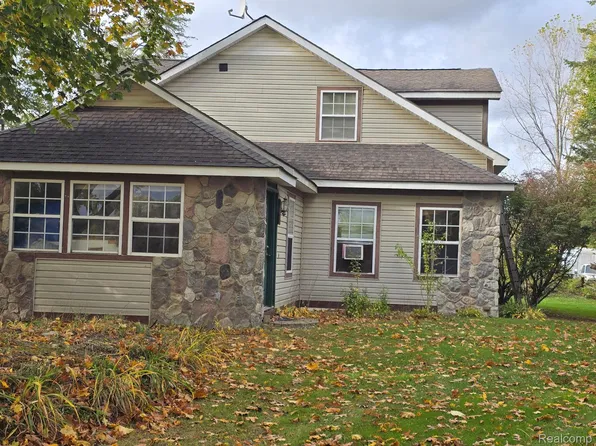 7023 Groveland Rd, Holly, MI 48442