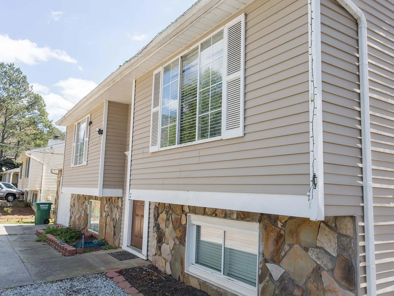 4 bed, 1860 sqft, $2,300 — Photo 3