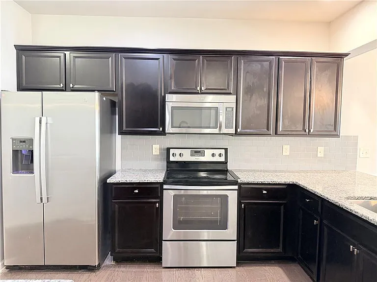 1033 Haley Woods Ln — Photo 10