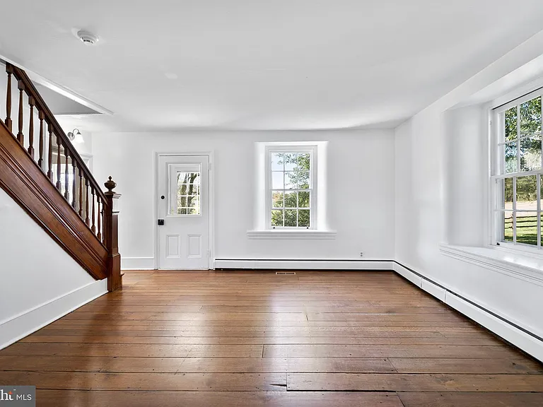 1025 N Chatham Rd — Photo 5