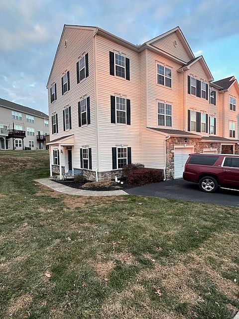 1st image of 2211 Live Oak Ln