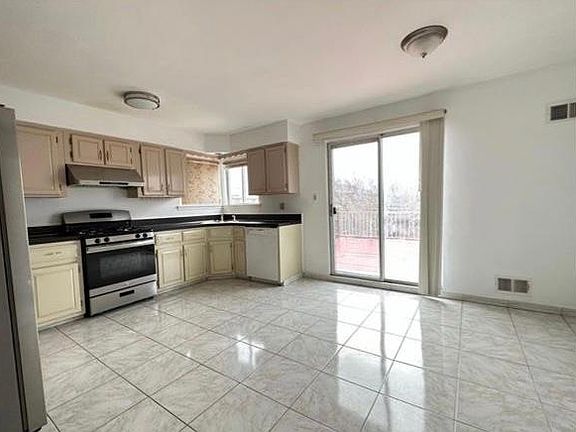 2nd image of 126 Rockne St Floor 2