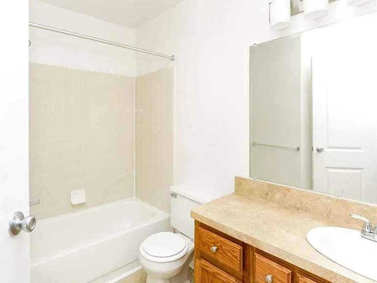 Creekside of Farmington Hills Apartments — Photo 8