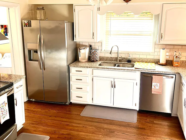 1121 Glenwood Dr — Photo 2