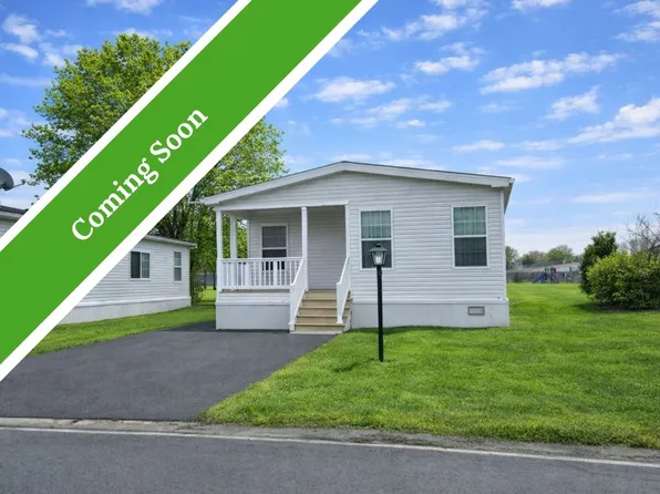 531 Applewood Dr, Lockport, NY 14094