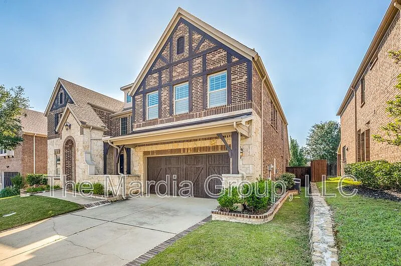 5 bed, 3.5 bath, 4259 sqft, $3,999 — Photo 2