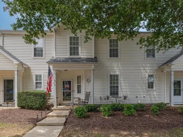 205 Commons Dr, Holly Springs, NC 27540