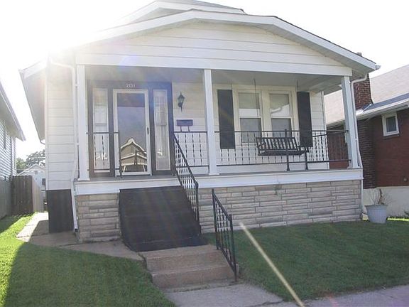 4th image of 2151 Esther Ave