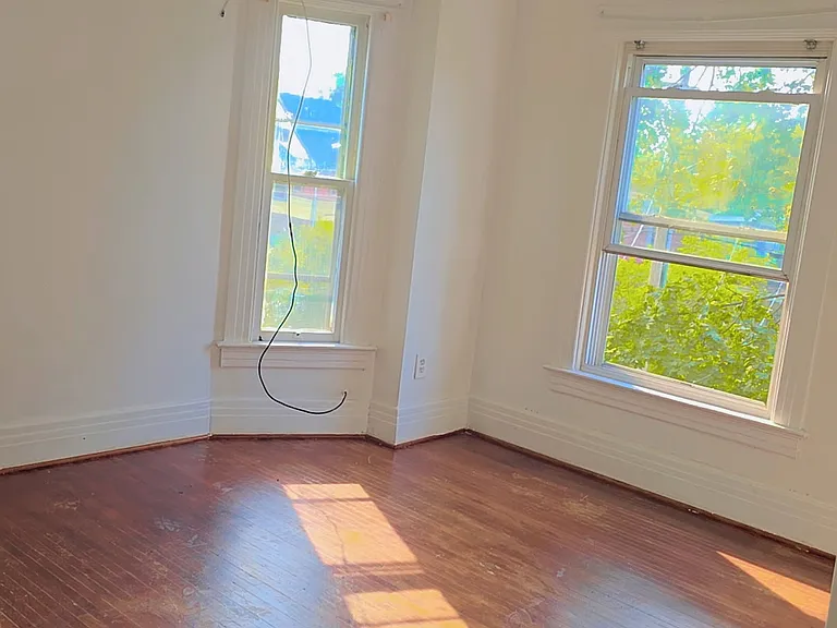 414 Douglas St — Photo 2