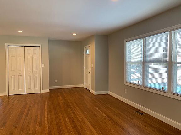 5th image of 832 Laurel Hill Rd