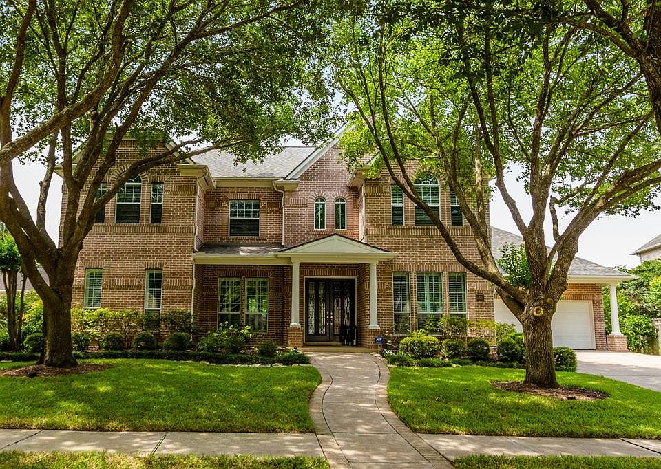 Stunning 5/3.5/4 (tandem) home situated on a gorgeous lot with mature landscaping. This lovely home is located in the gated community of Pecan Park Estates, nestled inside New Territory. ROOF WAS REPLACED JANUARY 2019!