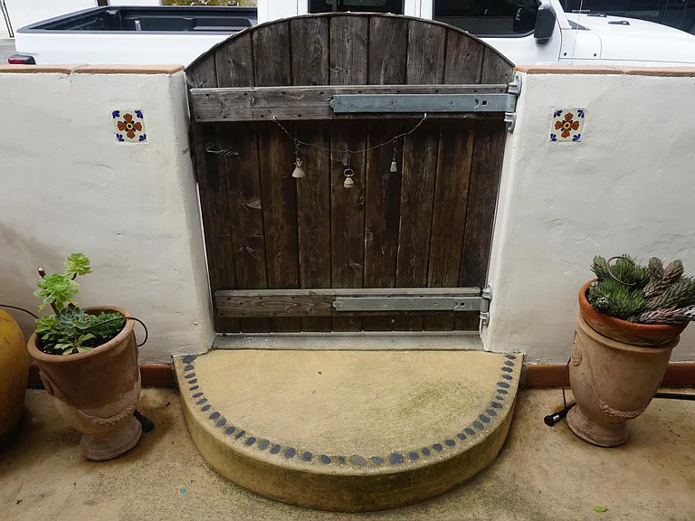 Front patio gate to sidewalk
