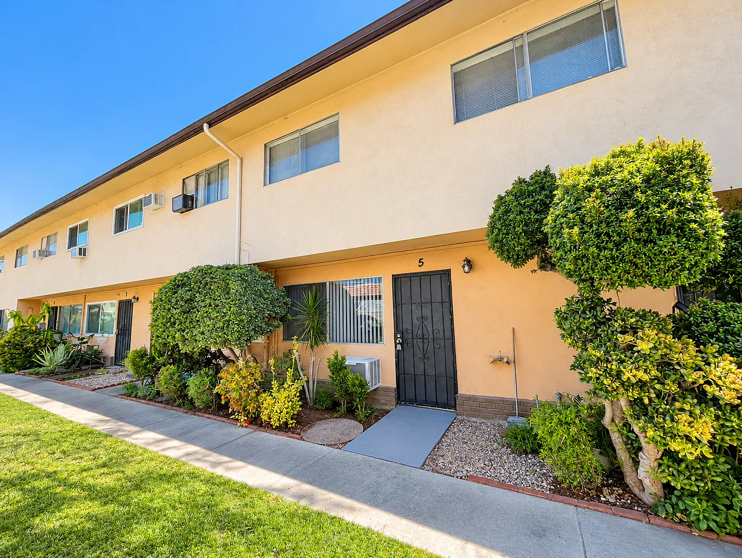 3 bed, 1.5 bath, 1046 sqft, $2,400 — Photo 3