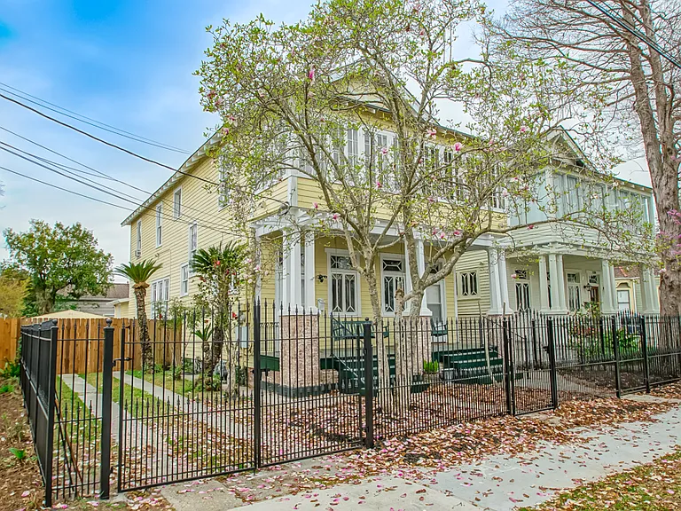 Front View Including Driveway