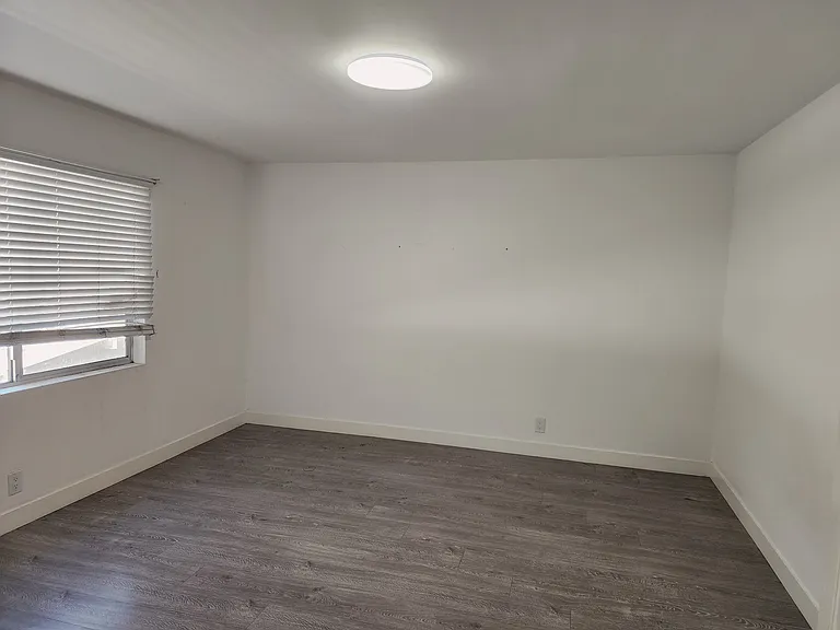2119 N Beachwood Dr #5 — Photo 11