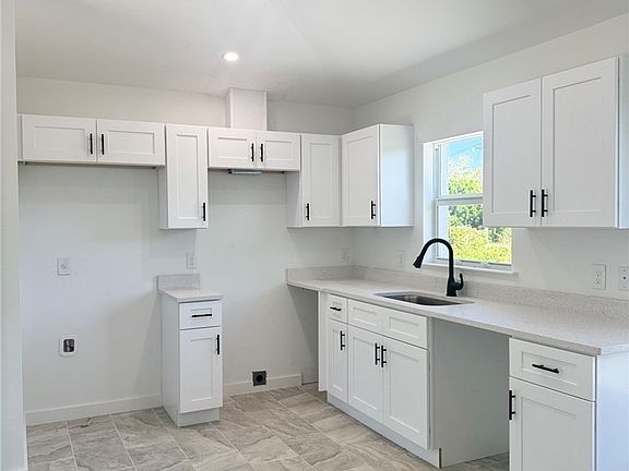 4th image of 714 Ledge St