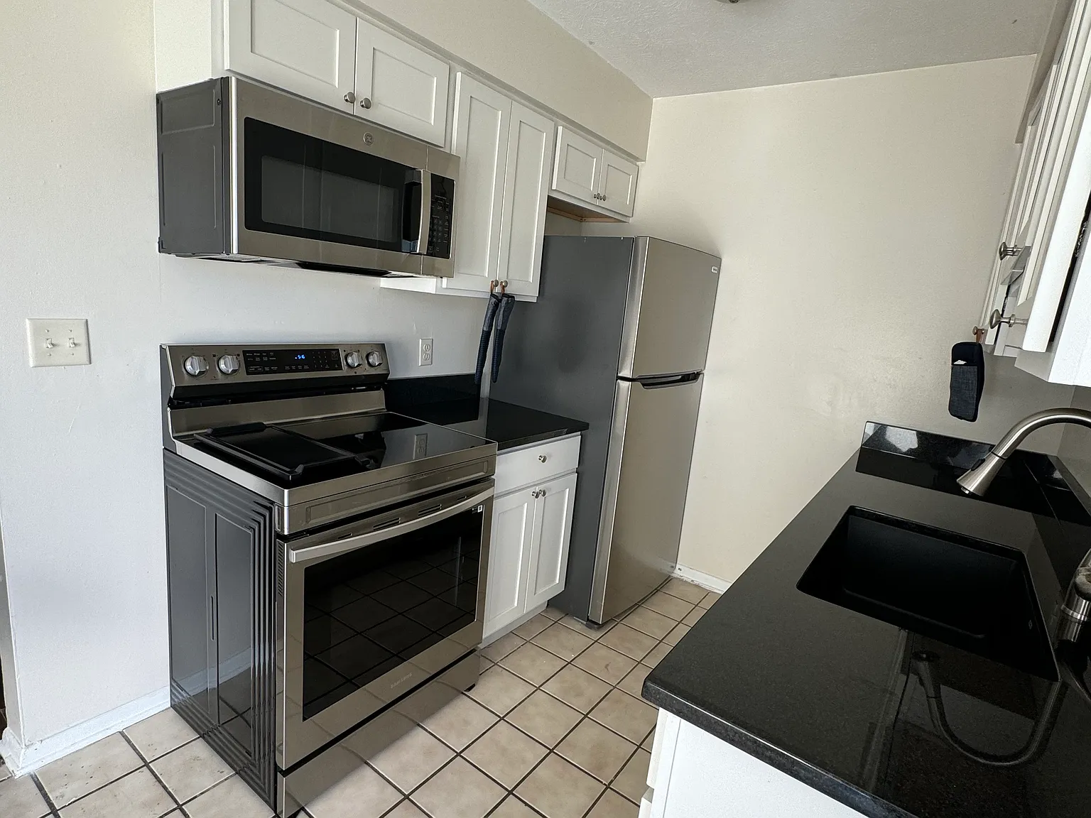 2 bed, 1.5 bath, 1100 sqft, $1,400 — Photo 2
