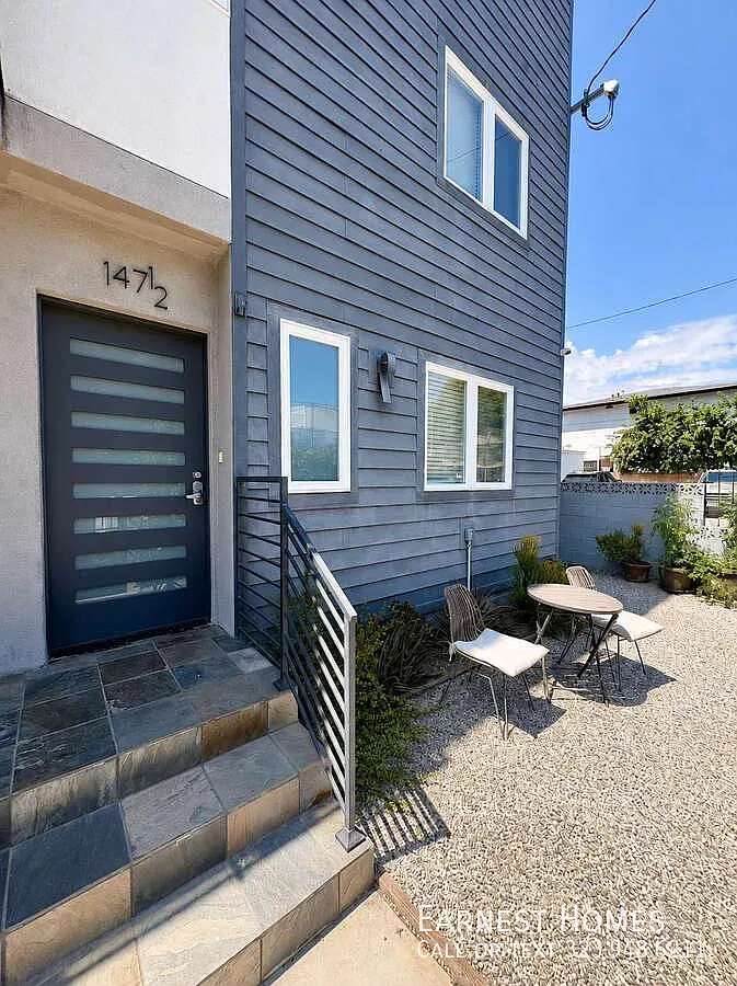 Spacious 3-Bedroom + 2.5 Bathroom Apartment in the heart of Echo Park! — Photo 1