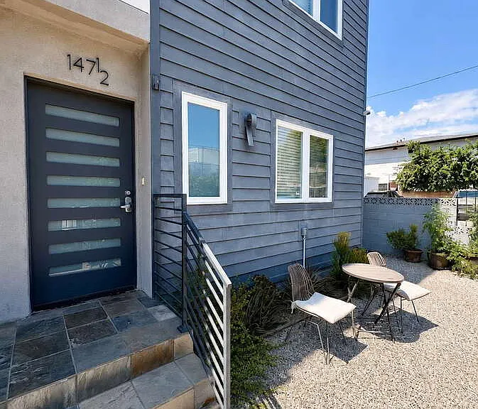 147 1/2 Roselake Ave — Photo 1