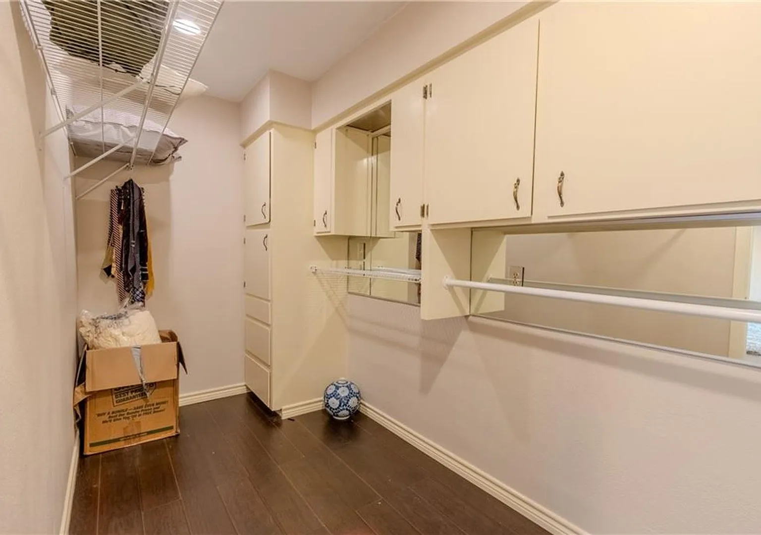 Beautifully renovated courtyard townhome in the heart of Corpus Christi — Photo 3