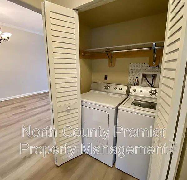 2850 Englewood Way — Photo 3