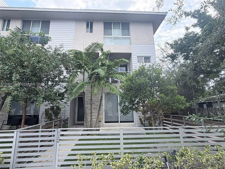 612 NE 12th Ave #612