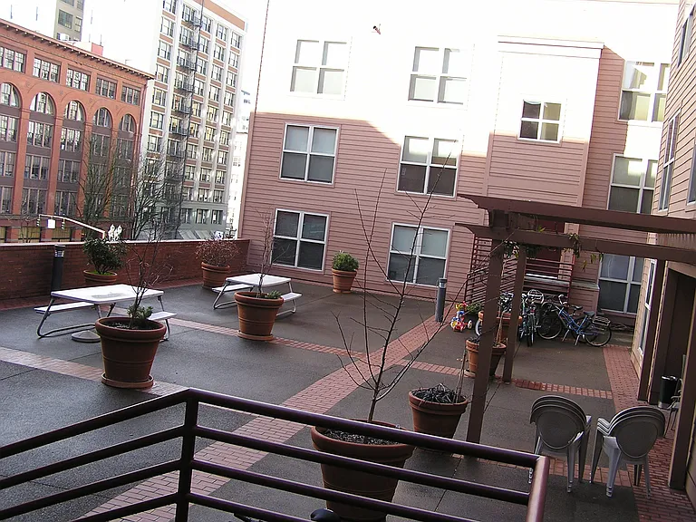 222 SW Pine St — Photo 5