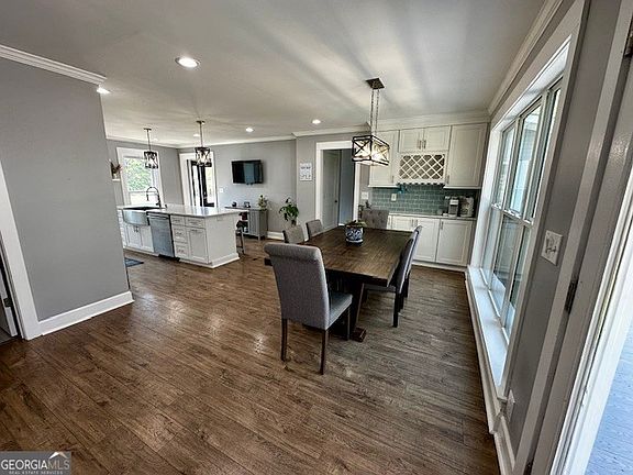 4th image of 110 Thomas Dr