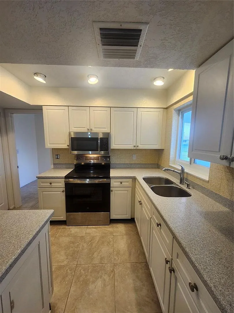 2441 Beacon Drive — Photo 2