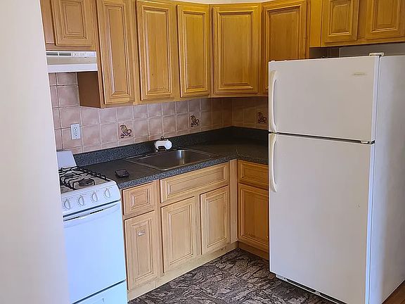 2nd image of 207 Woodpoint Rd APT 3B