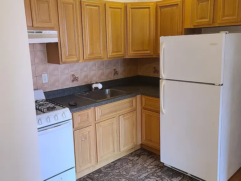 207 Woodpoint Rd #3B — Photo 2