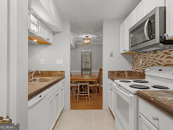 5th image of 903 Tuxworth Cir