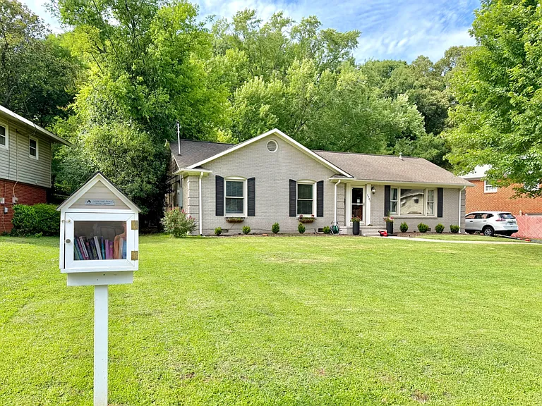 1721 Edgewater Dr — Photo 3