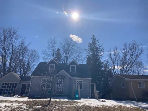 519 2nd St NW, Braham, MN 55006