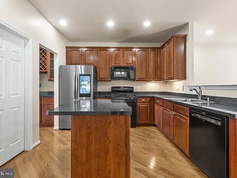 271 Yorktown Ct — Photo 4