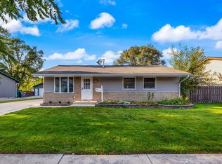 706 Hillside Dr, Streamwood, IL 60107