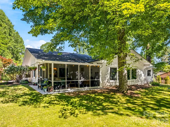 106 Skyway Dr, Laurel Park, NC 28739