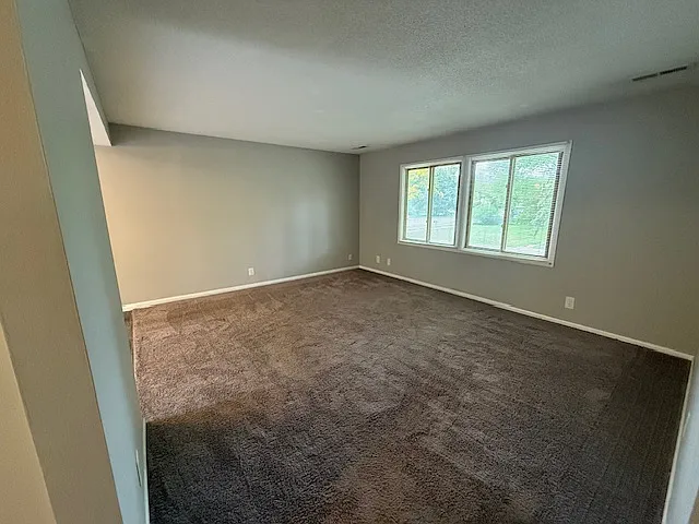 1090 Shryer Ave W — Photo 6