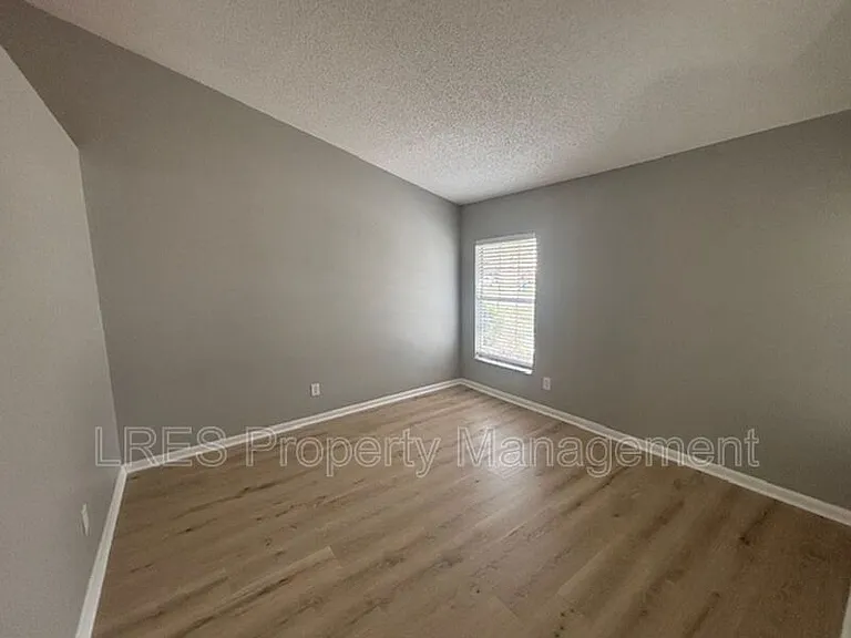 1004 Stout Ct — Photo 5
