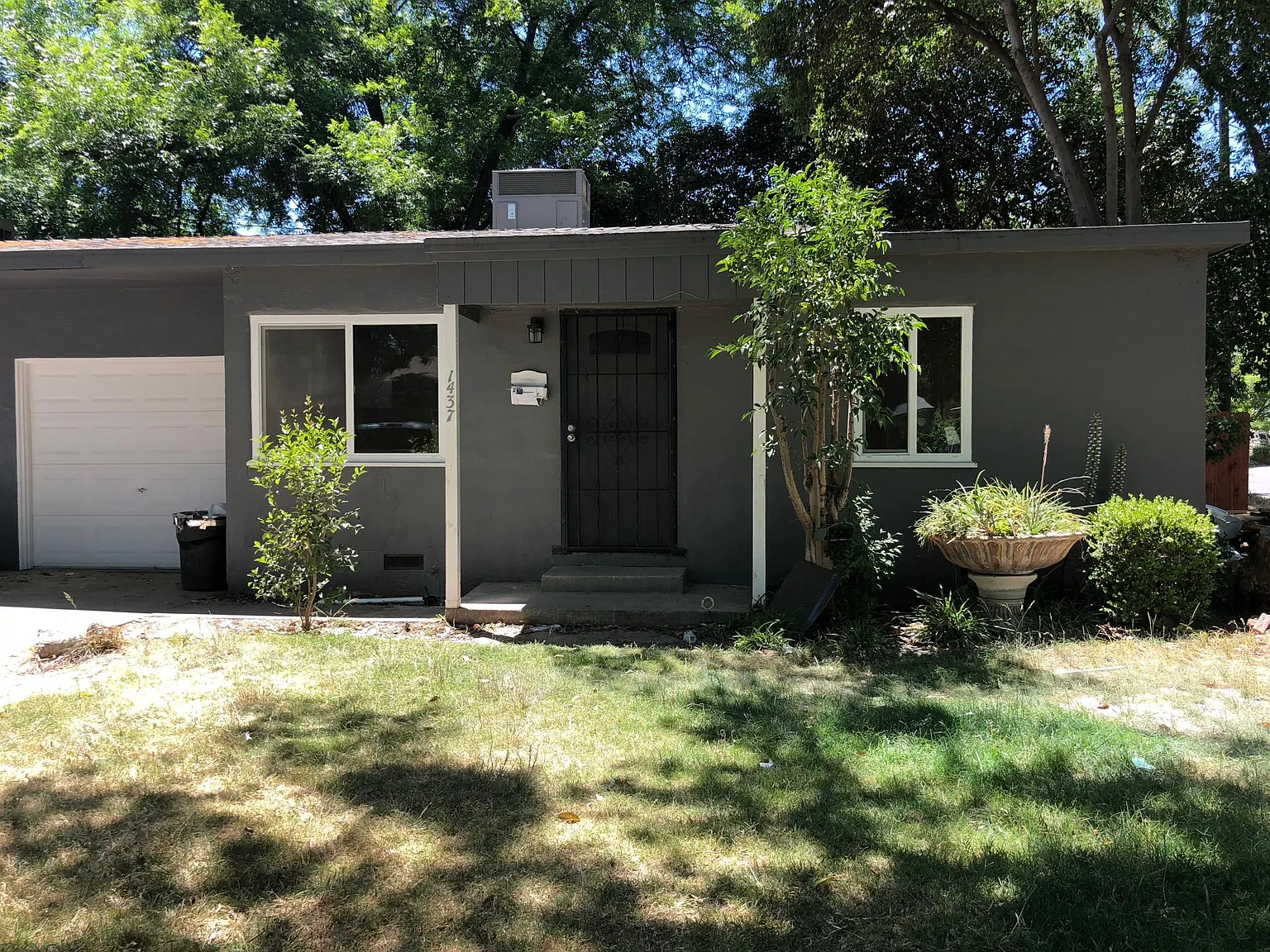 1437 Stetson Ave photo 1