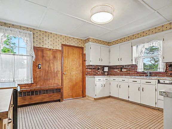 4th image of 9 Varnum St
